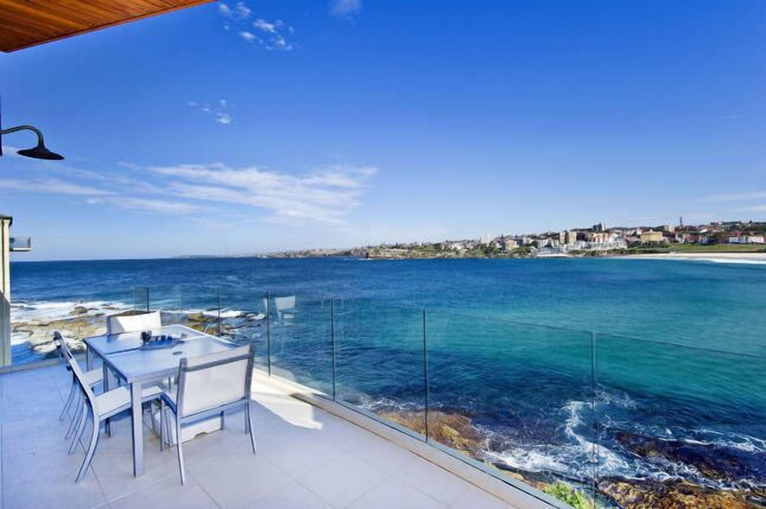 BONDI BEACH PENTHOUSE - absolute waterfront location! — image 5