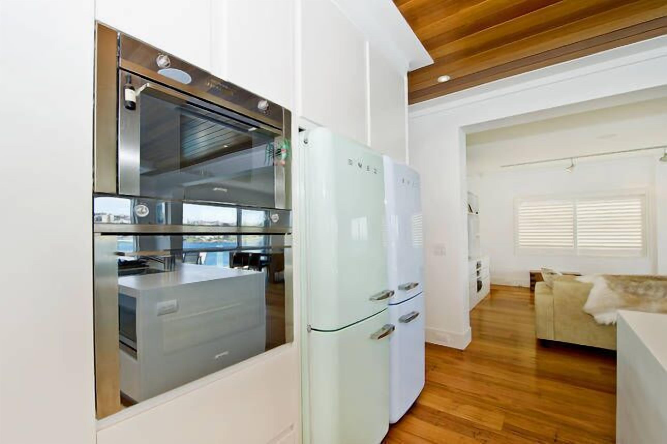 BONDI BEACH PENTHOUSE - absolute waterfront location! — image 4