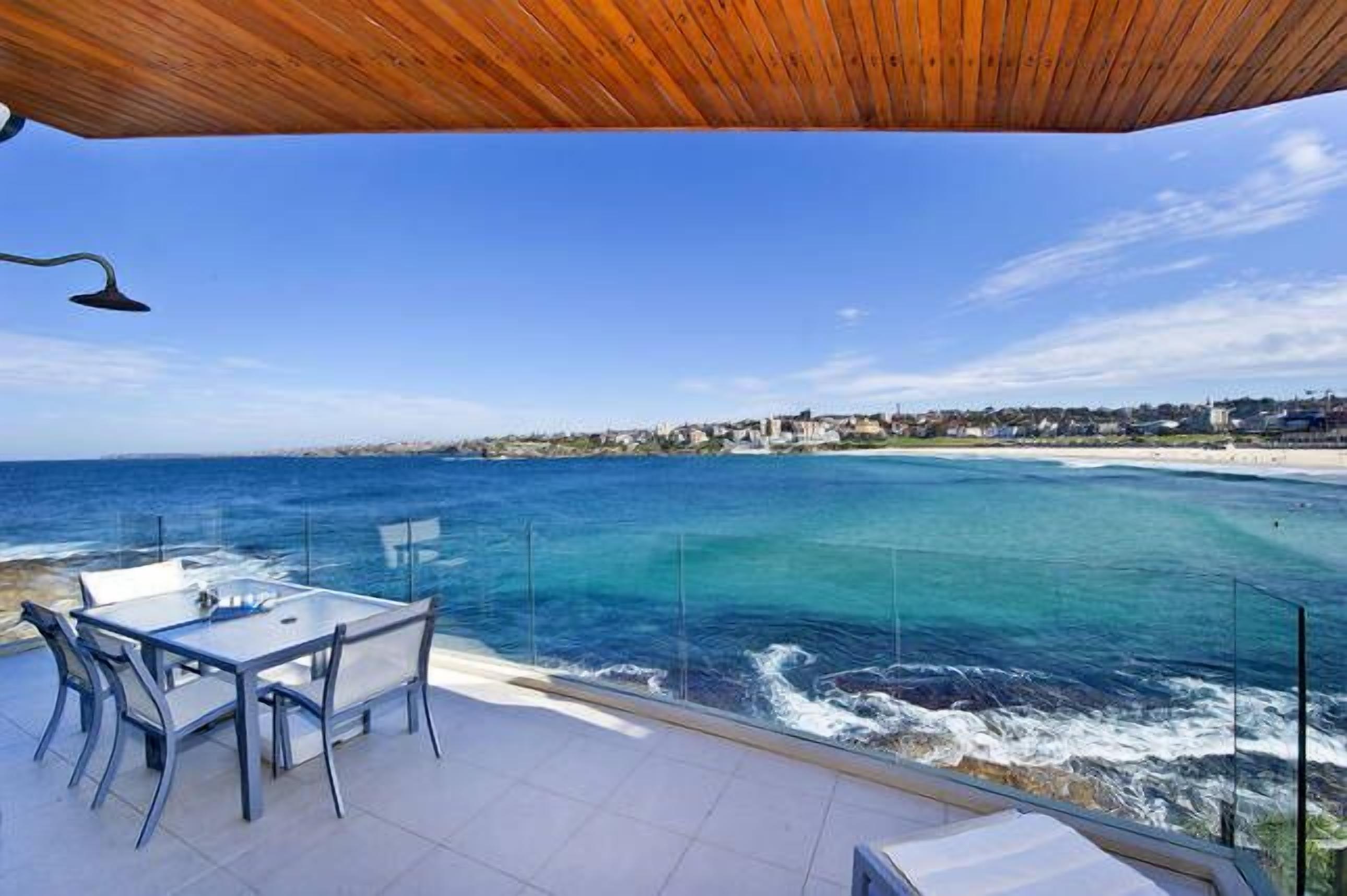 BONDI BEACH PENTHOUSE - absolute waterfront location! — image 3