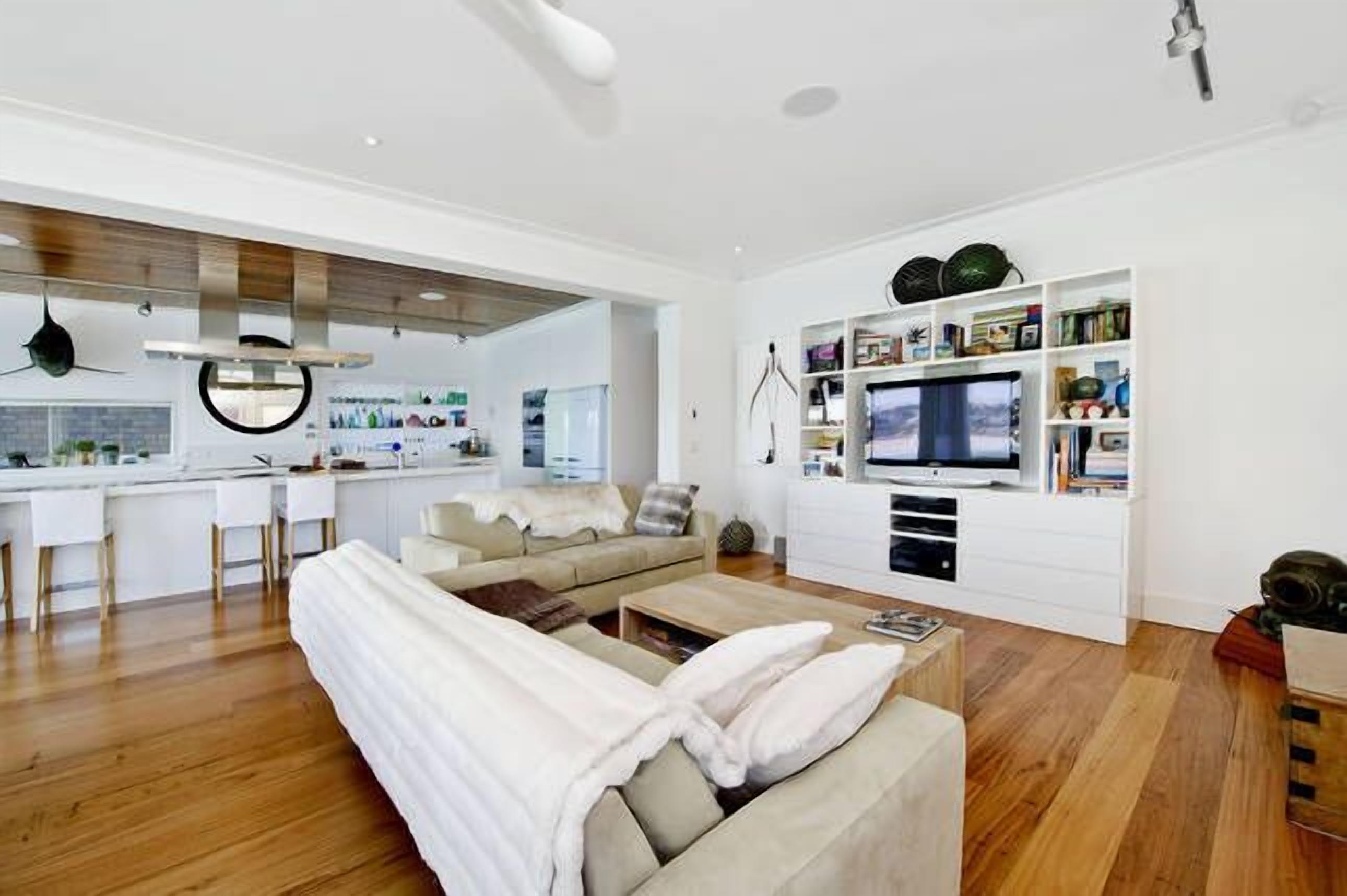 BONDI BEACH PENTHOUSE - absolute waterfront location! — image 14