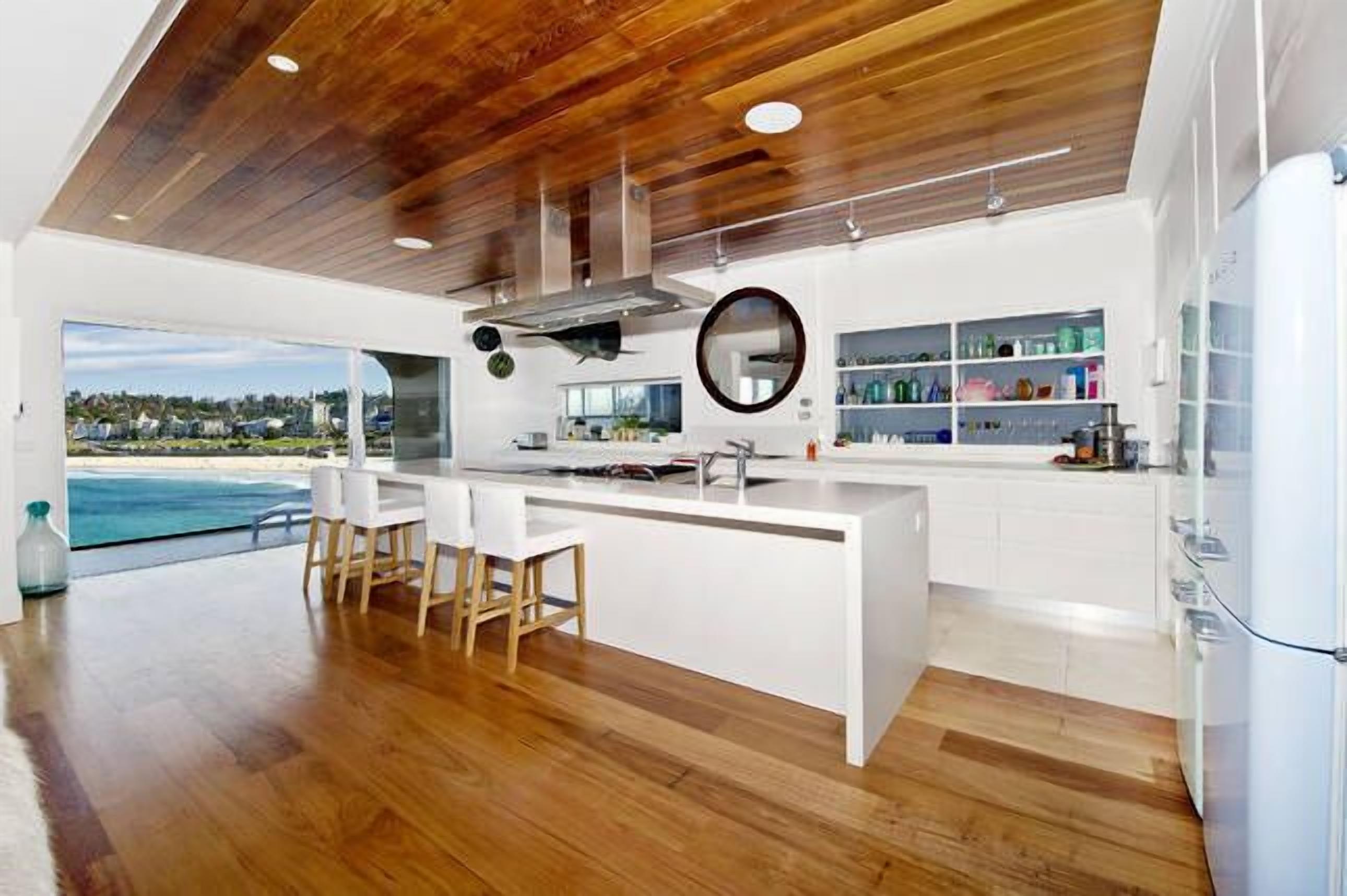 BONDI BEACH PENTHOUSE - absolute waterfront location! — image 15