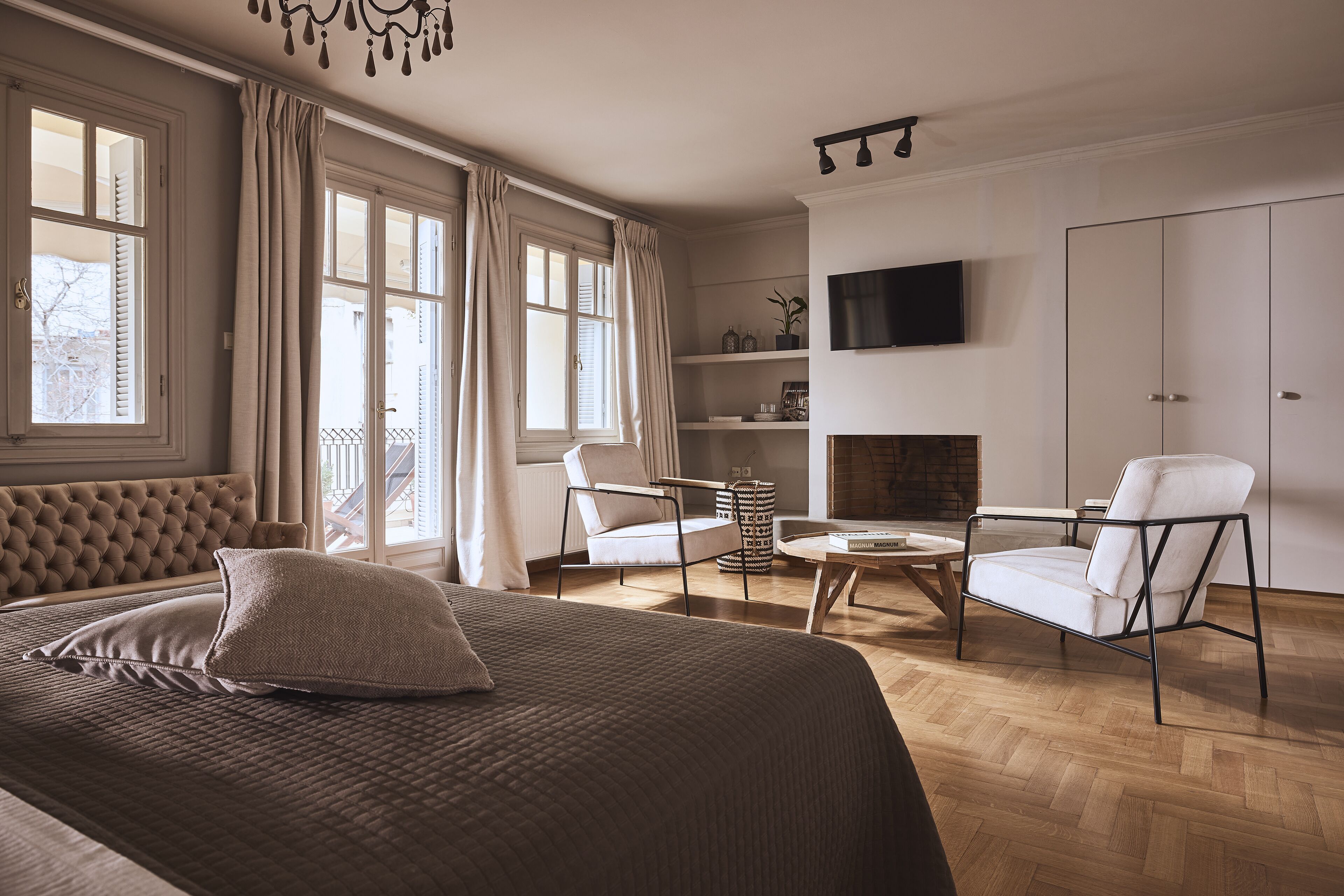 4 chambres, coffres-forts dans les chambres, bureau