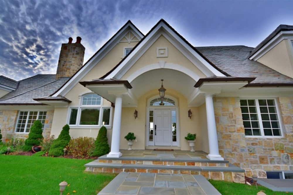 Southampton Luxury Waterfront Villa Rental