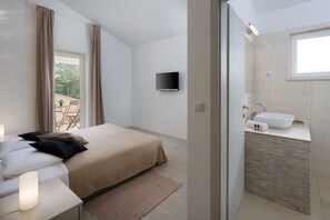 4 bedrooms, iron/ironing board, WiFi, bed sheets