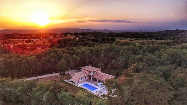 A villa with a swimming pool, surrounded by forested hills, during sunset. - Villa 5 stars , Istra , Croatia (Sveta Nedelja, Istarska županija)