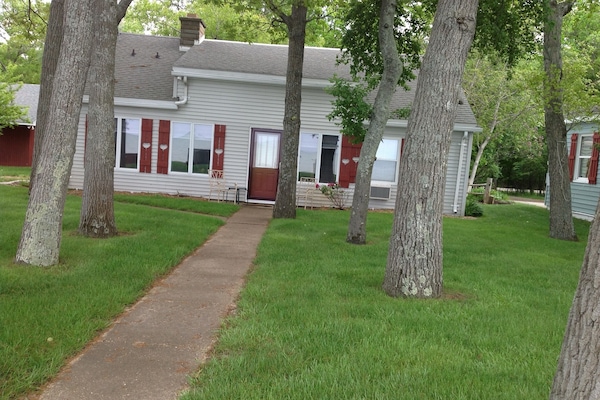 Cozy, relaxing cottage on beautiful Saginaw Bay.