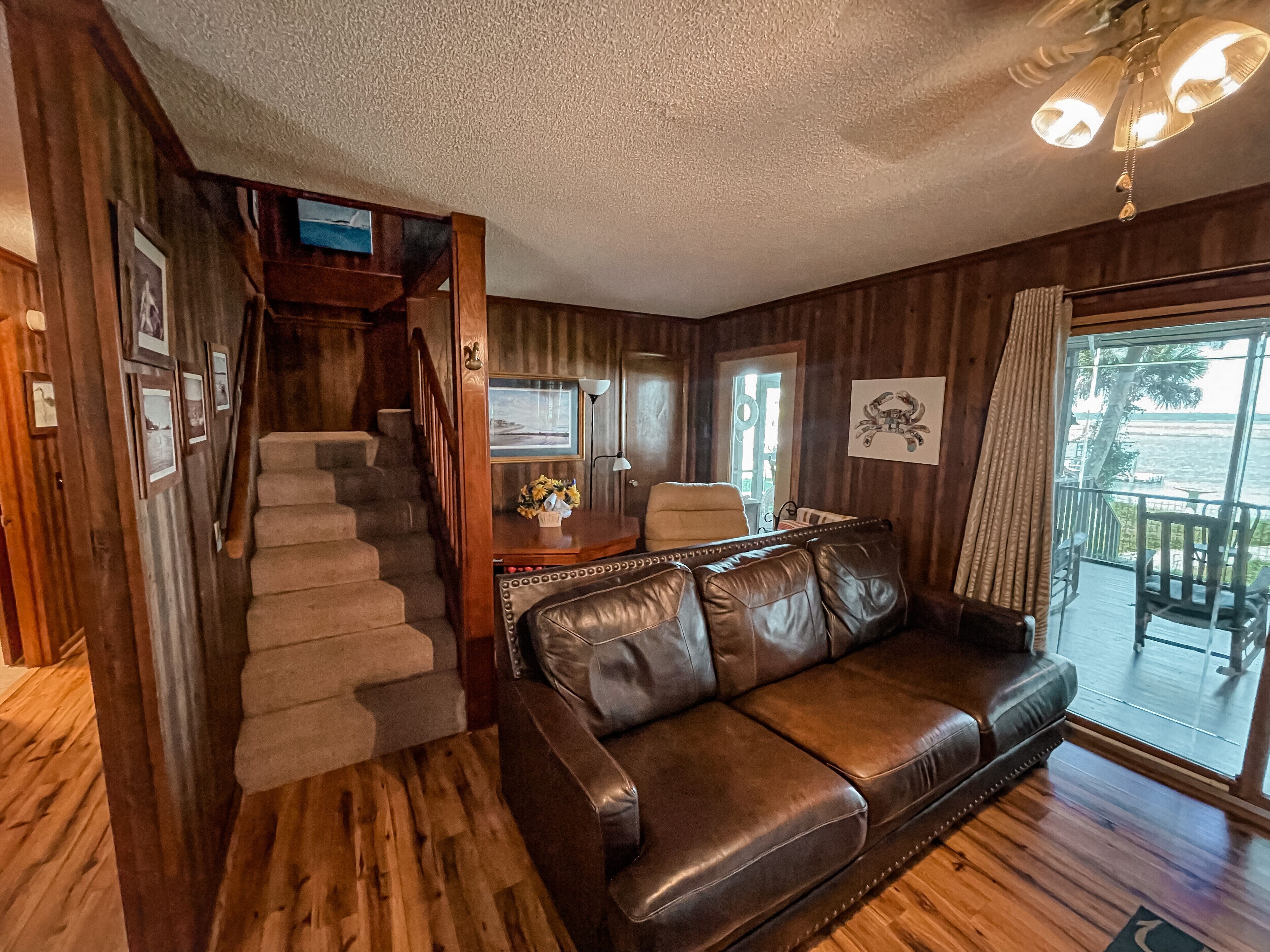 TV connectée, cheminée, lecteur de DVD, baby-foot