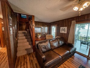 TV connectée, cheminée, lecteur de DVD, baby-foot