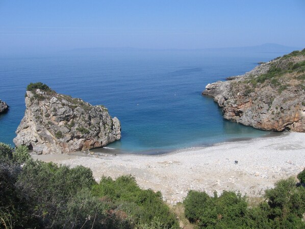 Playa en los alrededores y toallas de playa 