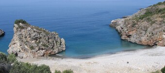 Ein mittelalterliches Turmhaus im Peloponnes mit erstaunlichen See- und Sonnenuntergangansichten 