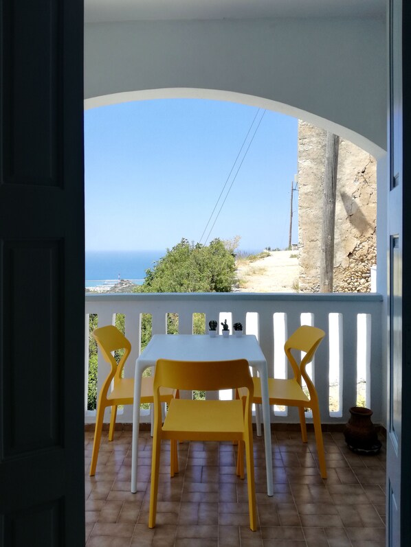 Outdoor dining - Hillside Cottage (Rethymno)