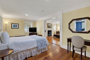 1 bedroom, iron/ironing board, free WiFi, bed sheets - Private Parking, Walk Everywhere, Heated Pool Access (Savannah)