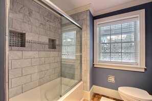 Shower, hair dryer, towels - Heated Pool Access, Walk in Historic Downtown! (Savannah)