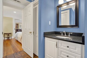 Shower, hair dryer, towels - Private Parking, Walk Everywhere, Heated Pool Access (Savannah)