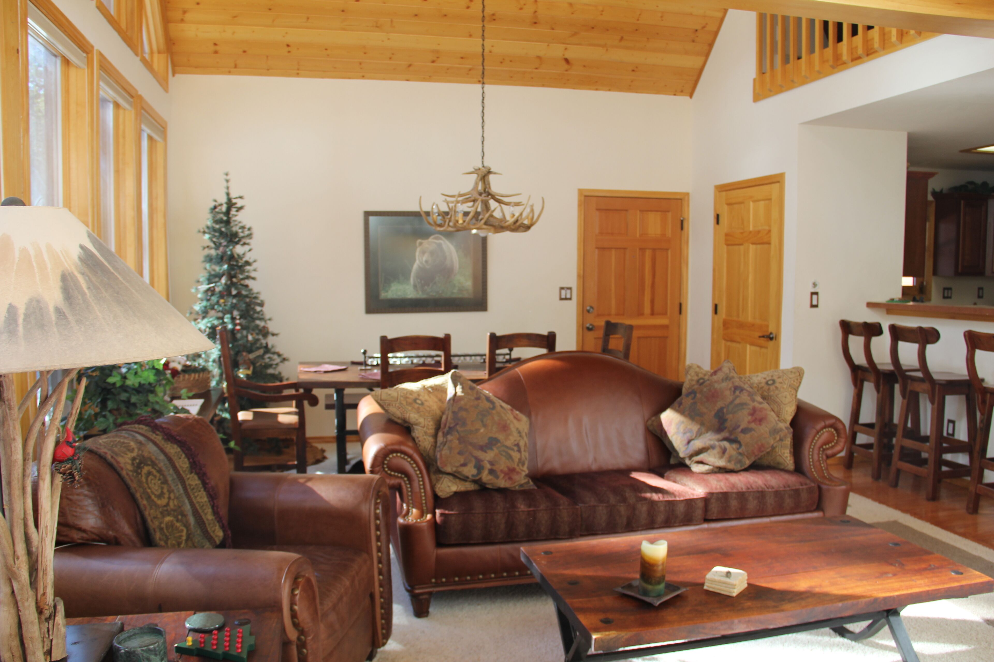 Centrally Located Luxuriously Comfortable 3 BR Cabin