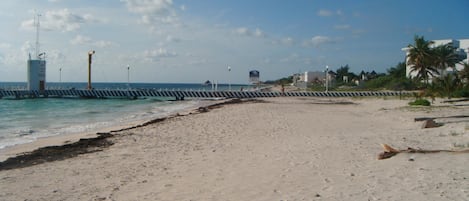 Accommodatie ligt op het strand, ligstoelen, strandlakens
