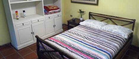 1 soverom, skrivebord, strykejern/-brett og wi-fi