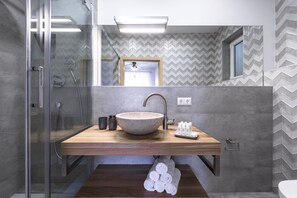 Dusche, Haartrockner, Handtücher, Seife