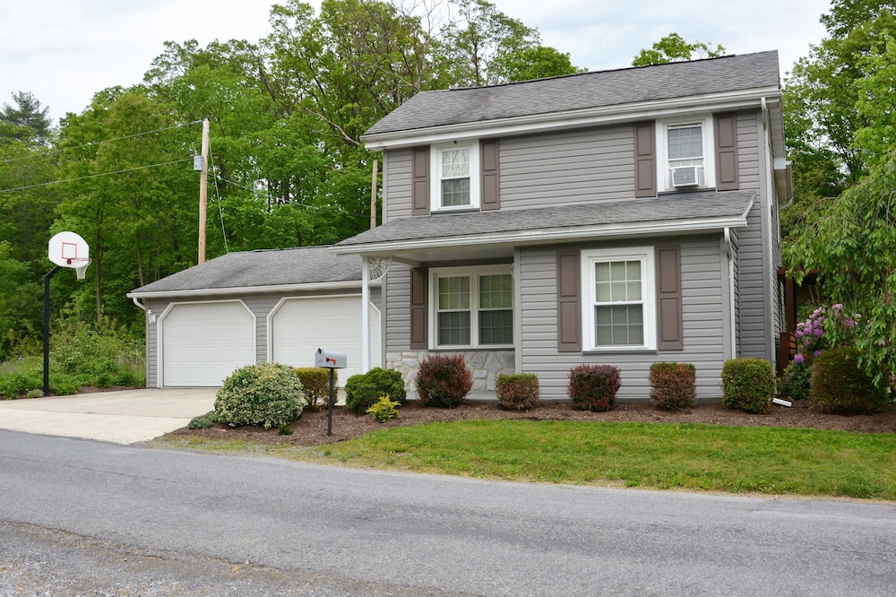Yellow Creek Cottage located overlooking Yellow Creek & near Lake Raystown.