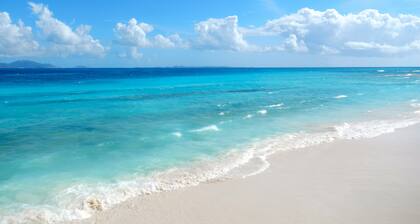 Seaside Splendor: 2-3 BR w/ Expansive Deck, Panoramic Views, AC, Wifi, & Pool