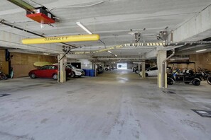 Useita kerroksia sisältävä pysäköintihalli, jossa on selkeät opasteet, mukaan lukien kyltti, jossa ilmoitetaan ajoneuvojen sallittu maksimikorkeus.