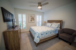 3 bedrooms, desk, iron/ironing board, travel crib - Oasis in the heart of Equestrian country (Wellington)