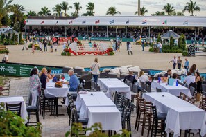Outdoor dining - Oasis in the heart of Equestrian country (Wellington)