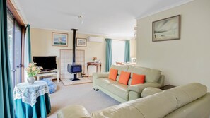TV, fireplace, DVD player - Comfortable Elevated Holiday Home (ENCOUNTER BAY)