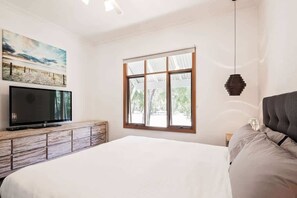 4 bedrooms, iron/ironing board, WiFi, bed sheets