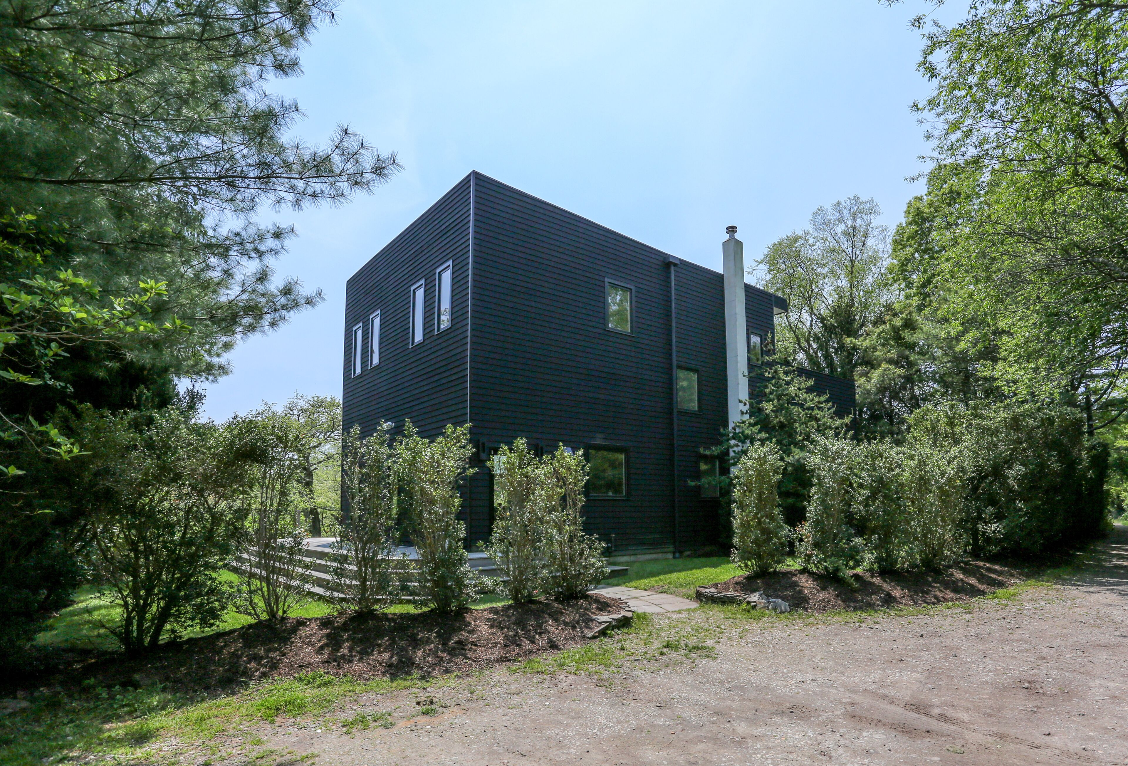 Modern Spacious House located 5 minutes from the beach