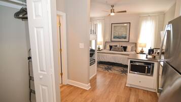 1 habitación, escritorio, tabla de planchar con plancha y cuna de viaje