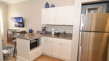 Jääkaappi, mikroaaltouuni, uuni, liesi