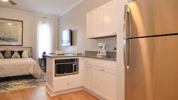 1 habitación, escritorio, tabla de planchar con plancha y cuna de viaje