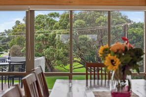 Dining - 4/1 Harbour View Terrace - Wi-Fi (Victor Harbor)