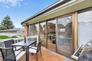 Outdoor dining - 4/1 Harbour View Terrace - Wi-Fi (Victor Harbor)