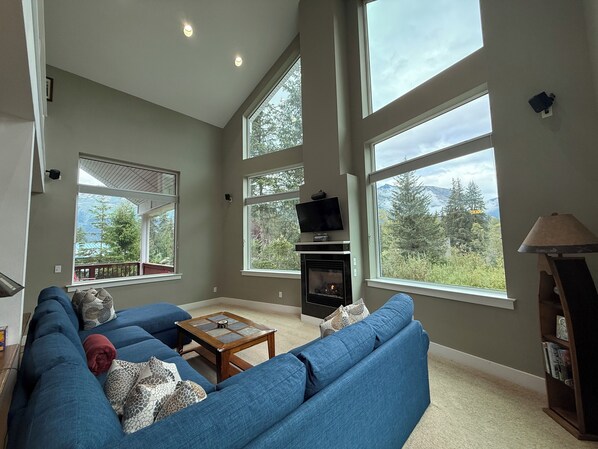 Smart TV, fireplace, stereo