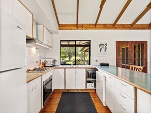 Fridge, microwave, oven, stovetop - Brumby Cottage 🏡 Margaret River 🐶 (Margaret River)