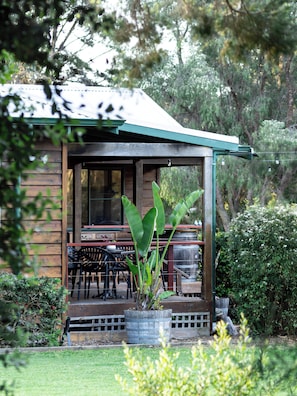 Outdoor dining - Brumby Cottage 🏡 Margaret River 🐶Pet Friendly Private Short Stay Holiday House (Margaret River)