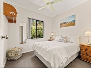 3 bedrooms, desk, iron/ironing board, travel cot - Brumby Cottage 🏡 Margaret River 🐶Pet Friendly Private Short Stay Holiday House (Margaret River)