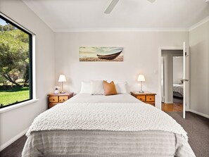 3 bedrooms, desk, iron/ironing board, travel crib - Brumby Cottage 🏡 Margaret River 🐶 (Margaret River)