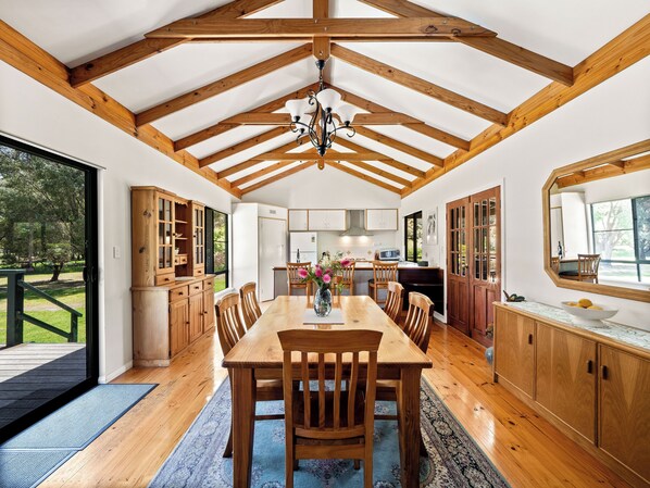 Dining - Brumby Cottage 🏡 Margaret River 🐶Pet Friendly Private Short Stay Holiday House (Margaret River)