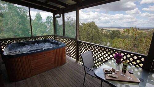 Cedar Cottage  - Amazing views, private jacuzzi