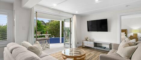 Télévision, Netflix, lecteur de DVD, services de streaming