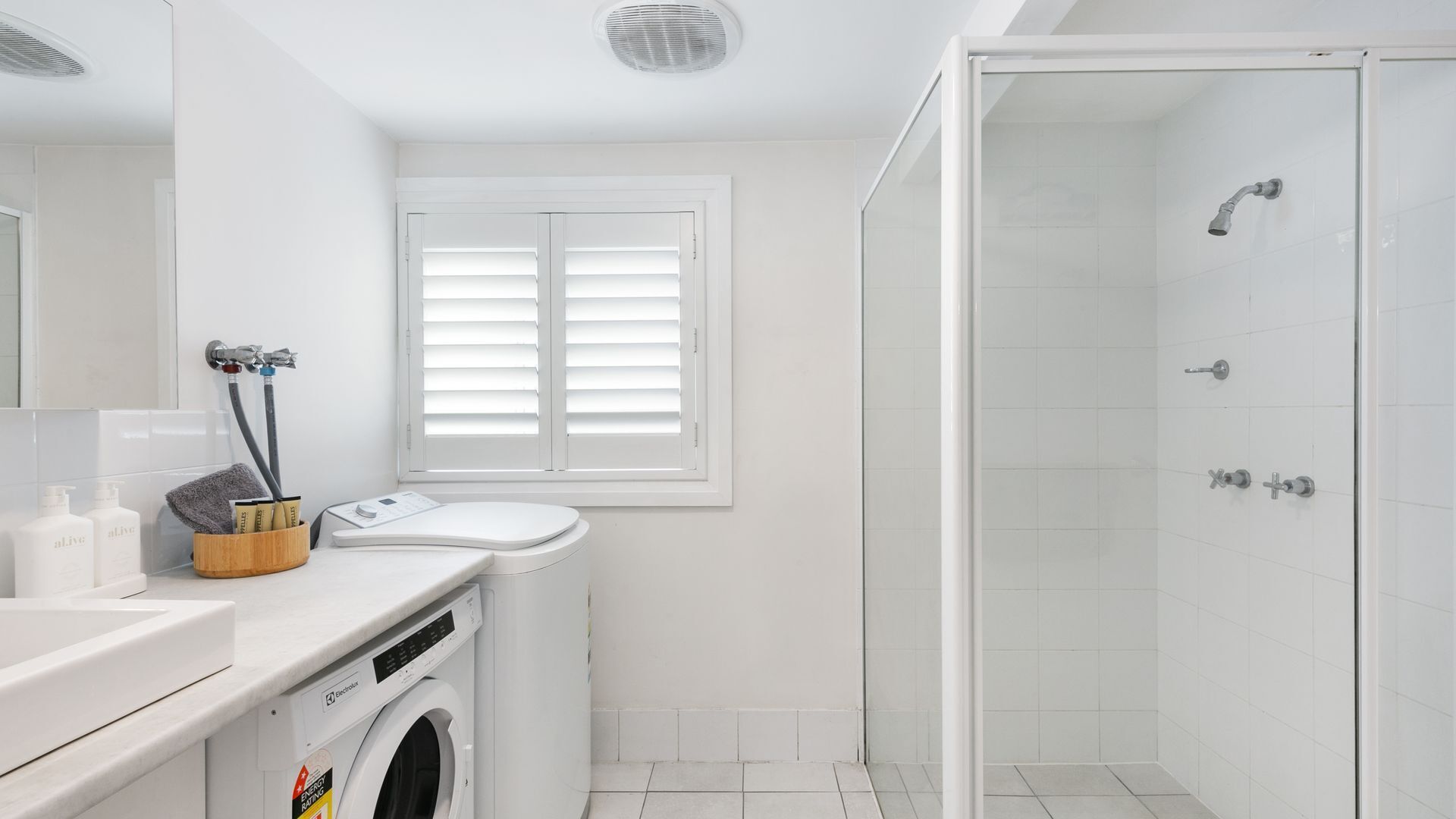 Douche, sèche-cheveux