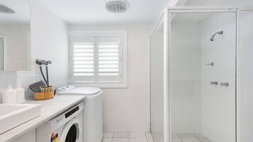 Douche, sèche-cheveux