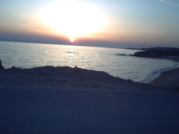 Ranta lähistöllä, aurinkotuoleja