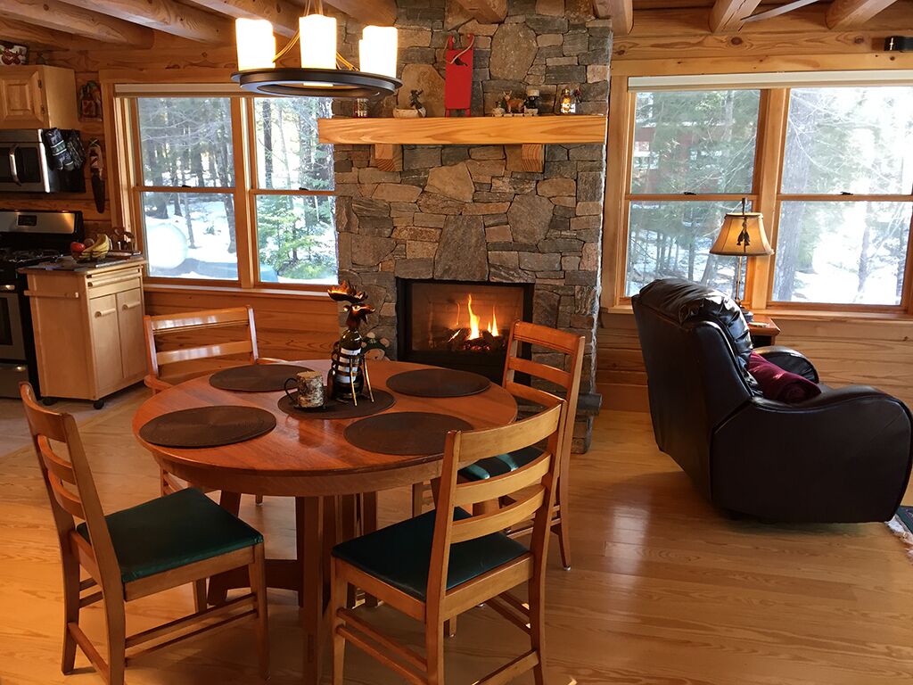Lakefront Log Home with the only Outdoor Movie Theater
