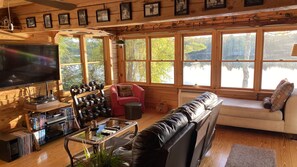 Smart TV, caminetto, lettore DVD, videoteca