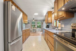 Fridge, microwave, oven, stovetop - Perfect Relaxation Spot 5 min to Beach! (Eastham)