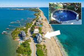 Privat strand, solsenger, parasoller og strandhåndklær